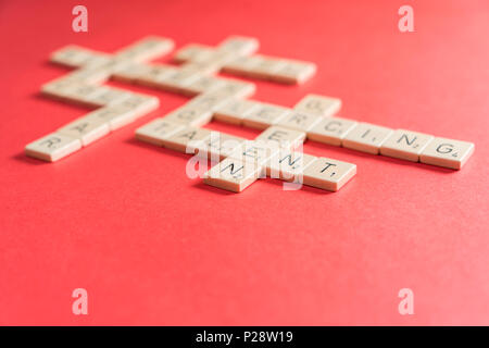 Scrabble sur une table rouge Banque D'Images