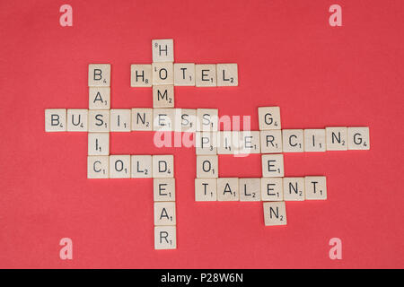 Scrabble sur une table rouge Banque D'Images