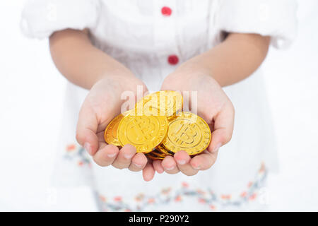 Children's hands holding Bitcoin or isolé en fond blanc Banque D'Images