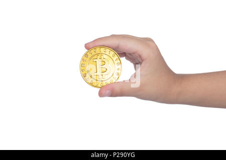 Children's hand holding golden fond blanc isolé en Bitcoin Banque D'Images