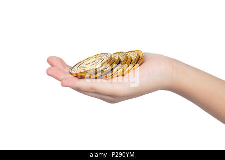 Children's hand holding golden fond blanc isolé en Bitcoin Banque D'Images