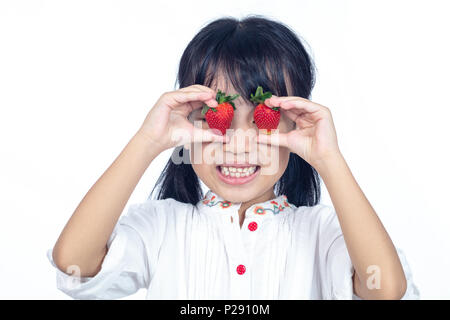 Chinois asiatique petite fille à l'aide de fraise que des lunettes en fond blanc isolé Banque D'Images