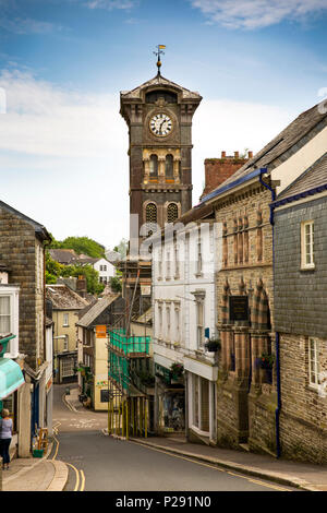 UK, Cornwall, Liskeard, Pike Street, le musée et le Guild Hall tower Banque D'Images