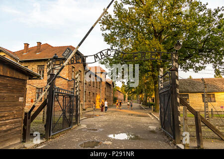 AUSCHWITZ, Pologne - 27 août 2017. Arbeit macht frei signe sur l'entrée principale porte d'Auschwitz-Birkenau (Auschwitz I) Camp de concentration près de O Banque D'Images