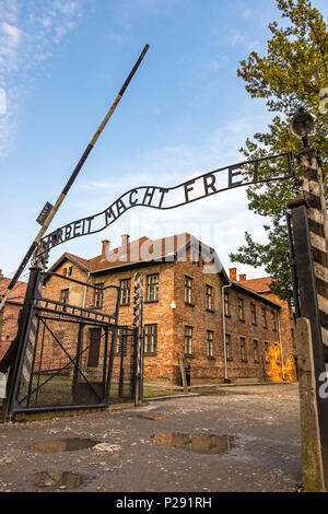 'Arbeit macht frei' signe sur l'entrée principale porte d'Auschwitz-Birkenau (Auschwitz I) Camp de concentration près de la ville de Oswiecim, Pologne. Cet Allemand p Banque D'Images