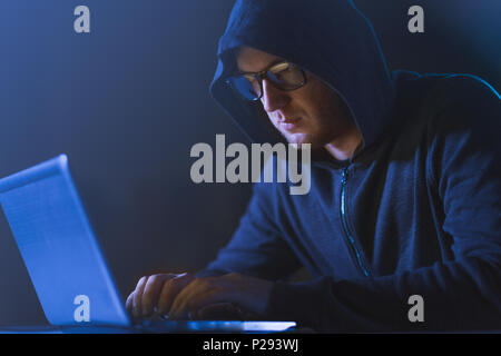 Hacker en utilisant un ordinateur portable pour cyber-attaque Banque D'Images