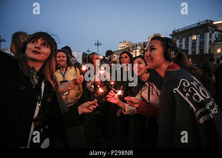 Moscou, Russie. 13 Juin, 2018. En voiture en face de l'Édifice du Théâtre Bolchoï à Moscou. Credit : Thiago Bernardes/Pacific Press/Alamy Live News Banque D'Images