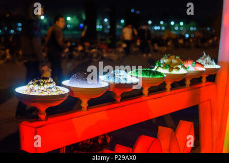 Isfahan, Iran - Mars 20, 2018 : Le Novruz traditionnels décorations Haft-vu dans la rue la nuit Banque D'Images