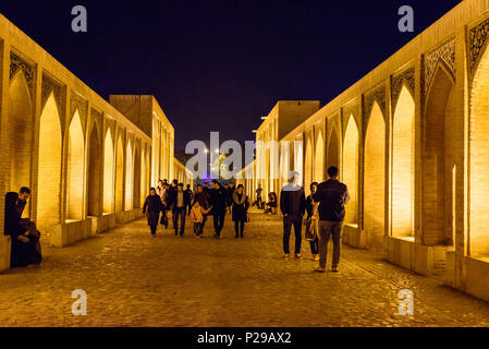 Isfahan, Iran - Mars 20, 2018 : peuple iranien à pied sur le pont Khaju la nuit au printemps Banque D'Images