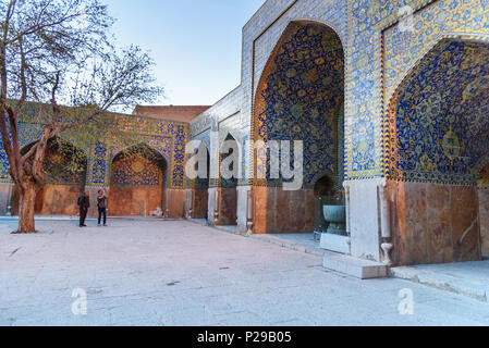 Isfahan, Iran - le 21 mars 2018 : : jardin sur le territoire de la mosquée d'Imam Shah mosquée ou Banque D'Images