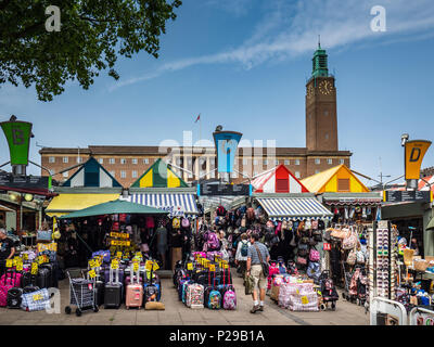 Place du marché de Norwich, le centre-ville de Norwich. Fondée à la fin du 11ème siècle avec environ 200 places c'est l'un des plus grands marchés en plein air au Royaume-Uni Banque D'Images