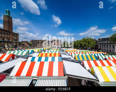 Place du marché de Norwich, le centre-ville de Norwich. Fondée à la fin du 11ème siècle avec environ 200 places c'est l'un des plus grands marchés en plein air au Royaume-Uni Banque D'Images