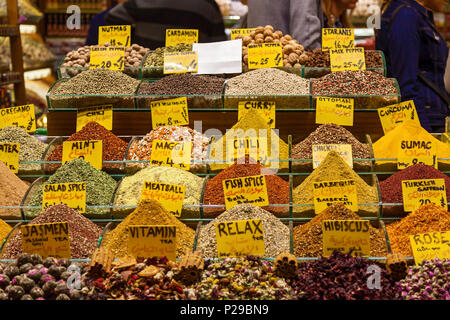 Épices éliminés dans un magasin dans le Grand Bazar, Istanbul Banque D'Images