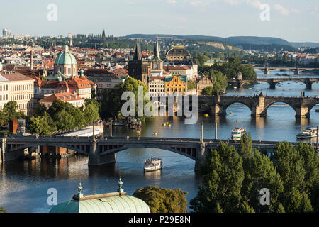 Prague. République tchèque. Vue depuis le parc Letná de la rivière Vltava et la vieille ville (Staré Město). Banque D'Images