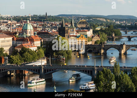 Prague. République tchèque. Vue depuis le parc Letná de la rivière Vltava et la vieille ville (Staré Město). Banque D'Images