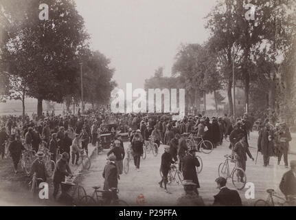 [Collection Jules Beau. Photographie sportive] : T. 14. Année 1901 / Jules Beau [Collection Jules Beau. Photographie sportive] : T. 14. Année 1901 / Jules Beau : F. (3v. Paris - Berlin, grande course annuelle de l' Automobile Club de France, course de vitesse, 27 -29 juin [1901] ; 217 1901 Paris-Berlin - Départ de la côte de Champigny Banque D'Images