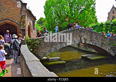 Des foules de touristes affluent sur le célèbre Pont Bonifacius Groeninge, Bruges, Brugge, Belgique L'ou Banque D'Images