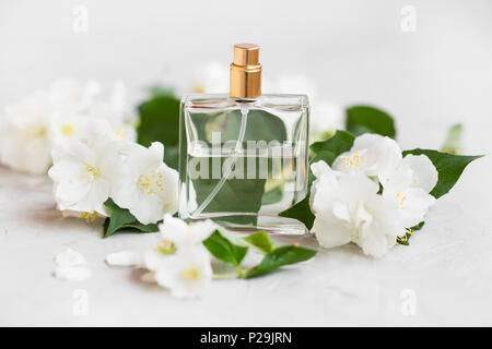 Parfum de jasmin fleurs dans vase transparent avec fleurs de jasmin Banque D'Images