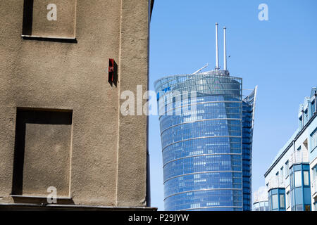 Varsovie, Pologne. Le gratte-ciel de Varsovie Spire. Banque D'Images