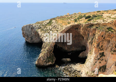 La grotte Bleue grottes près de la mer le port de pêcheurs de Wied iz-Zurrieq, côte sud-est de Malte, Banque D'Images