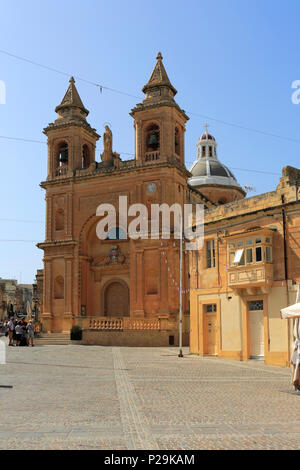 L'église paroissiale de Notre-Dame de Pompéi, ville de Marsaxlokk, au sud-est de Malte. Banque D'Images