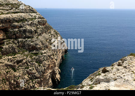 La grotte Bleue grottes près de la mer le port de pêcheurs de Wied iz-Zurrieq, côte sud-est de Malte, Banque D'Images