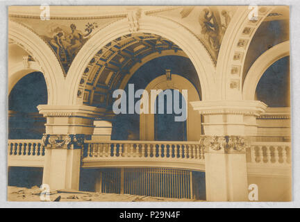 . French : Photo, vue de la chambre centrale de la Roswell P. Flower Memorial Library, Watertown, New York : Pendentif Décorations, 1904 . Anglais : Arch et deux segments arqués accompagnement show. Pendentifs représentent deux chiffres chacun symbolisant l'industrie et les loisirs. . 1904 Photographie 223, vue de la chambre centrale de la Roswell P. Flower Memorial Library, Watertown, New York- Pendentif Décorations, 1904 (CH) 18439665-2 Banque D'Images