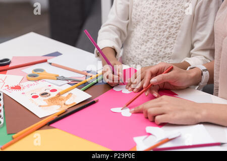 Portrait of african american mother and daughter making coeurs papier pour carte de souhaits Banque D'Images