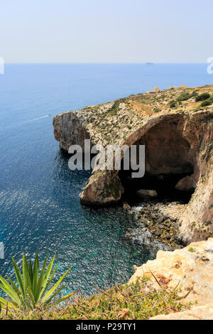 La grotte Bleue grottes près de la mer le port de pêcheurs de Wied iz-Zurrieq, côte sud-est de Malte, Banque D'Images