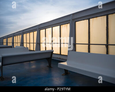 Sur les bancs d'un pont transbordeur vide au coucher du soleil Banque D'Images