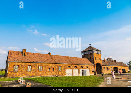 OSWIECIM, Pologne - 27 août 2018 : Entrée de la construction d'Auschwitz II-Birkenau, ancien camp de concentration et d'extermination nazis près d'Oswiecim cit Banque D'Images