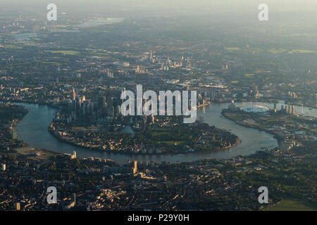 Tôt le matin, vue aérienne sur la Tamise et Canary Wharf, Londres du sud. Banque D'Images