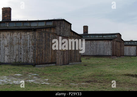 Camp de concentration Auschwitz-Birkenau de dortoirs au coucher du soleil Banque D'Images