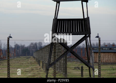 Tour de garde une fois assis le long d'une clôture électrifiée à Auschwitz-Birkenau sur le coucher du soleil Banque D'Images