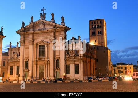 L'Italie, Lombardie, Mantoue (Mantova), classée au Patrimoine Mondial de l'UNESCO, piazza Sordello, le Duomo (cathédrale) Banque D'Images