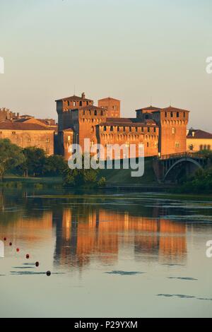 L'Italie, Lombardie, Mantoue (Mantova), classée au Patrimoine Mondial de l'UNESCO, Lago Inferiore et le San Giorgio château (Castello di San Giorgio) Banque D'Images