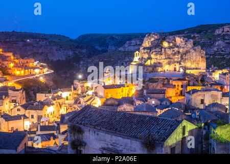 L'Italie, la Basilicate, Matera, Capitale européenne de la Culture en 2019, ses habitats troglodytiques Sassi di Matera ou rock et ses églises sont classées au Patrimoine Mondial par l'UNESCO, Sasso le Dodici Lune, l'église rupestre de la Madonna de Idris Banque D'Images