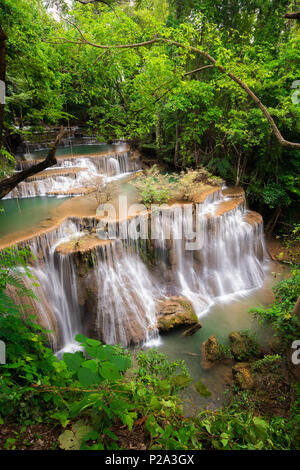 Cascade de Thaïlande, appelé Huai khamin Huay ou mae à Kanchanaburi Provience, autour de l'environnement et de la forêt avec de l'eau émeraude. Banque D'Images