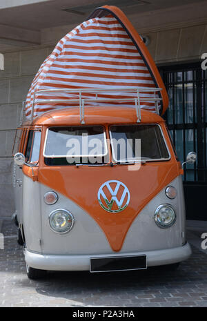 Vieux Van Volkswagen combi, Epernay, France Banque D'Images