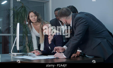 Les personnes travaillant à l'entreprise ethnique, faisant office de travail papier Banque D'Images