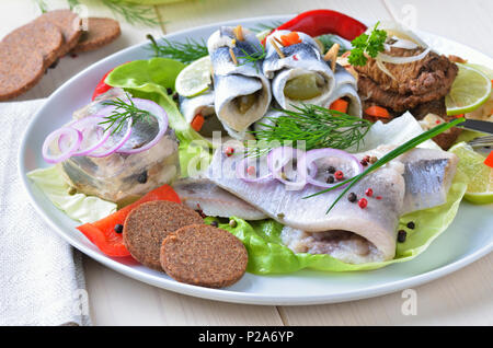 Petit-déjeuner : gueule de harengs (décapés et fried), de harengs en gelée, harengs blancs, du pain complet et des oignons Banque D'Images