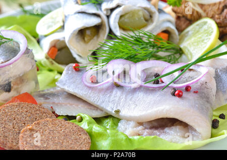 Petit-déjeuner : gueule de harengs (décapés et fried), de harengs en gelée, harengs blancs, du pain complet et des oignons Banque D'Images