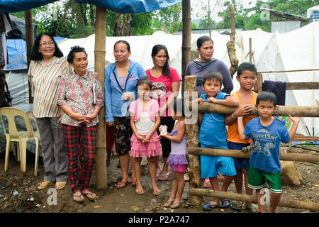 Les chrétiens réfugiés dans un camp de tentes à la périphérie de la ville en ruines Marawi, l'île de Mindanao, Philippines - Christliche Flüchtlinge 1933-1945 in einem der zerstörten Zeltlager Stadt Marawi einem Zeltlager am Rande der Stadt. Insel Mindanao, Philippinen Banque D'Images