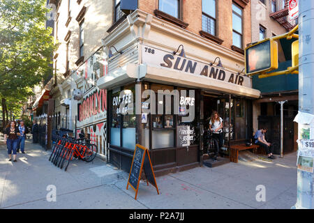 Sun and Air, 788 Driggs Ave, Brooklyn, NY. Façade extérieure d'un magasin de vélos dans le quartier de Williamsburg. Banque D'Images