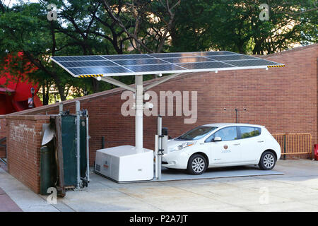 Une station de charge de véhicule électrique Envision EV Arc à énergie solaire se recharge avec une voiture électrique Nissan Leaf appartenant à la ville de New York Banque D'Images
