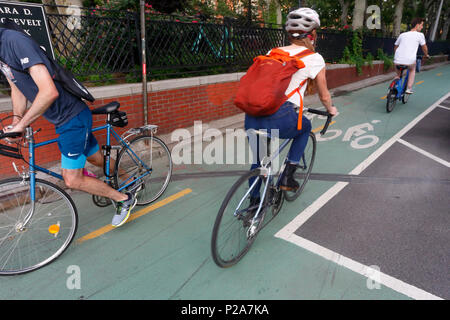 Cyclistes sur une piste cyclable sur la rue Chrystie et la rue E. Houston à New York, NY. Banque D'Images