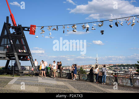 Prague. République tchèque. Les gens se rassemblent au métronome dans parc Letná pour une vue sur la ville. Banque D'Images