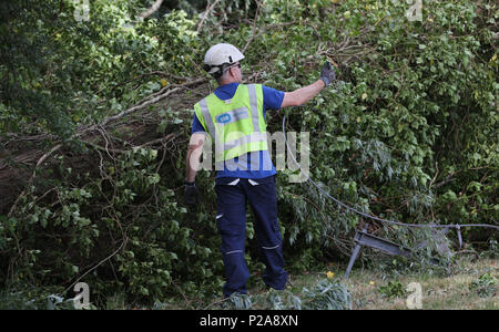 ESB Networks équipes qui travaillent à rétablir l'alimentation à domicile près de Naas dans Co Kildare après la tempête Hector a vu des vents de 50-70 mph batter l'ensemble de l'île du jour au lendemain. Banque D'Images