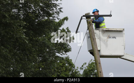 ESB Networks équipes qui travaillent à rétablir l'alimentation à domicile près de Naas dans Co Kildare après la tempête Hector a vu des vents de 50-70 mph batter l'ensemble de l'île du jour au lendemain. Banque D'Images