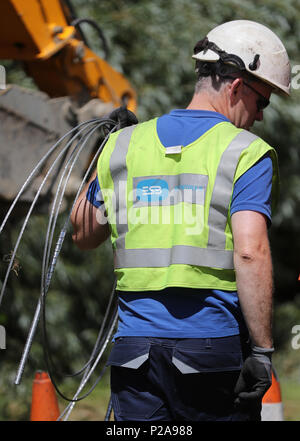 ESB Networks équipes qui travaillent à rétablir l'alimentation à domicile près de Naas dans Co Kildare après la tempête Hector a vu des vents de 50-70 mph batter l'ensemble de l'île du jour au lendemain. Banque D'Images